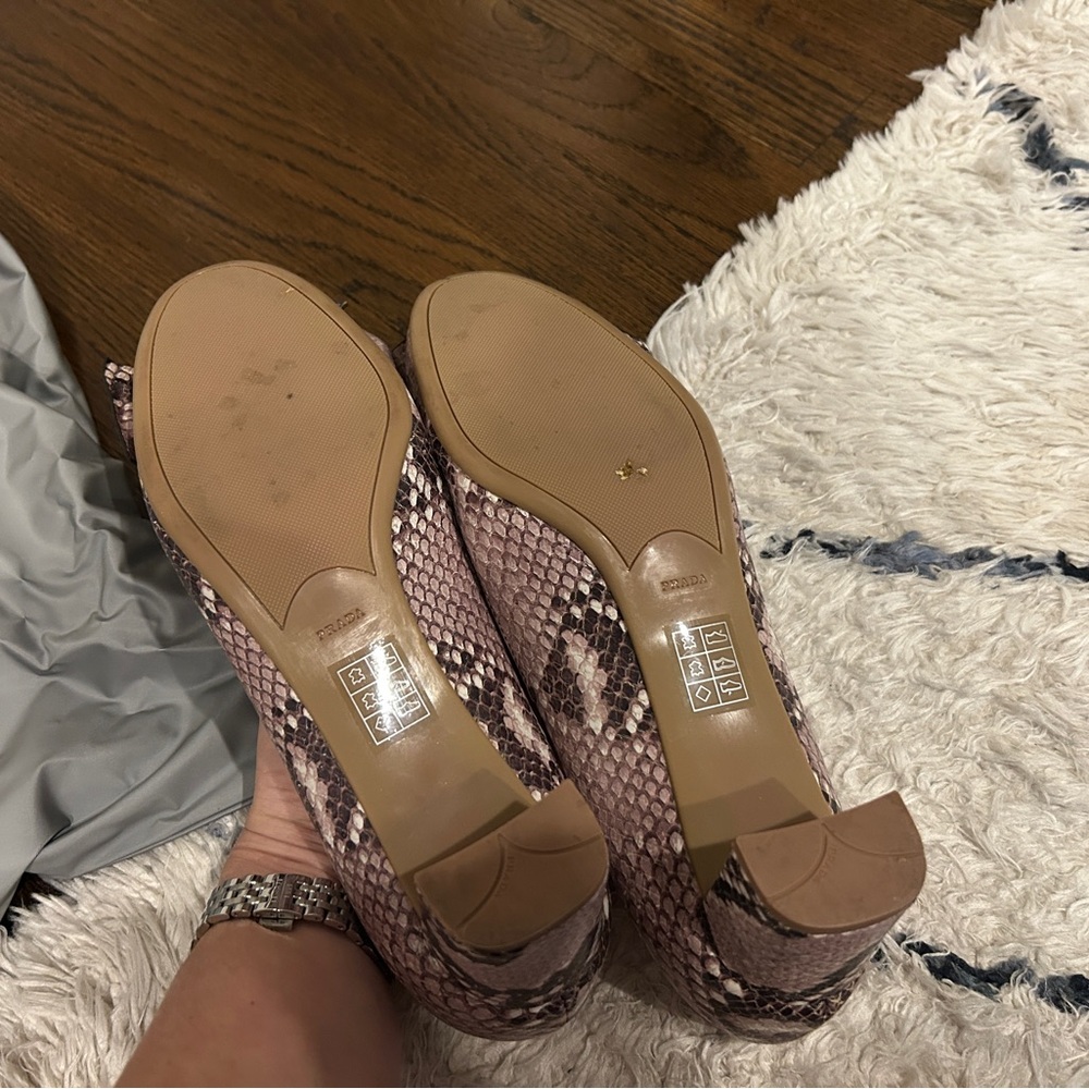 Prada snakeskin leather embossed small heel with bow pump. 38.5 Calzature Donna - Picture 6 of 7